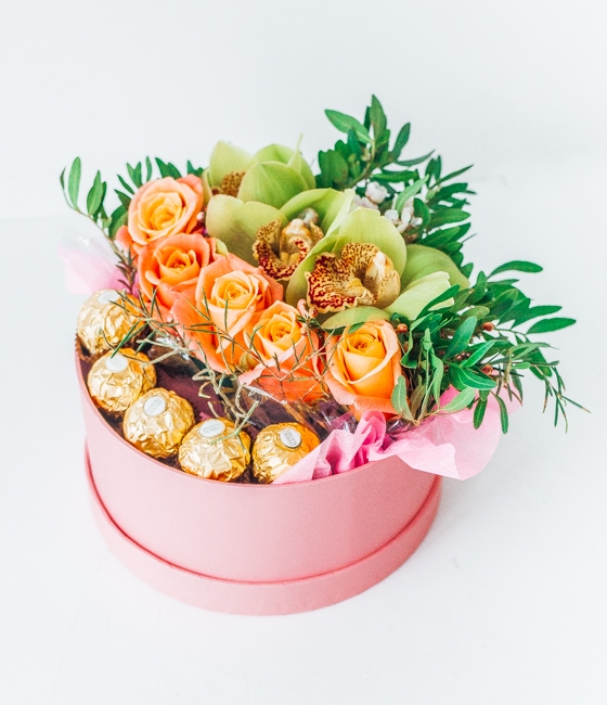 Композиция из роз, орхидей и конфет Ferrero