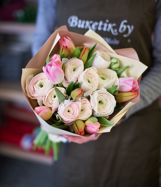 Весенний букет из Ранункулюсов (Лютиков) и тюльпанов