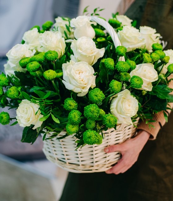 Корзина из белых роз и зелёной хризантемы
