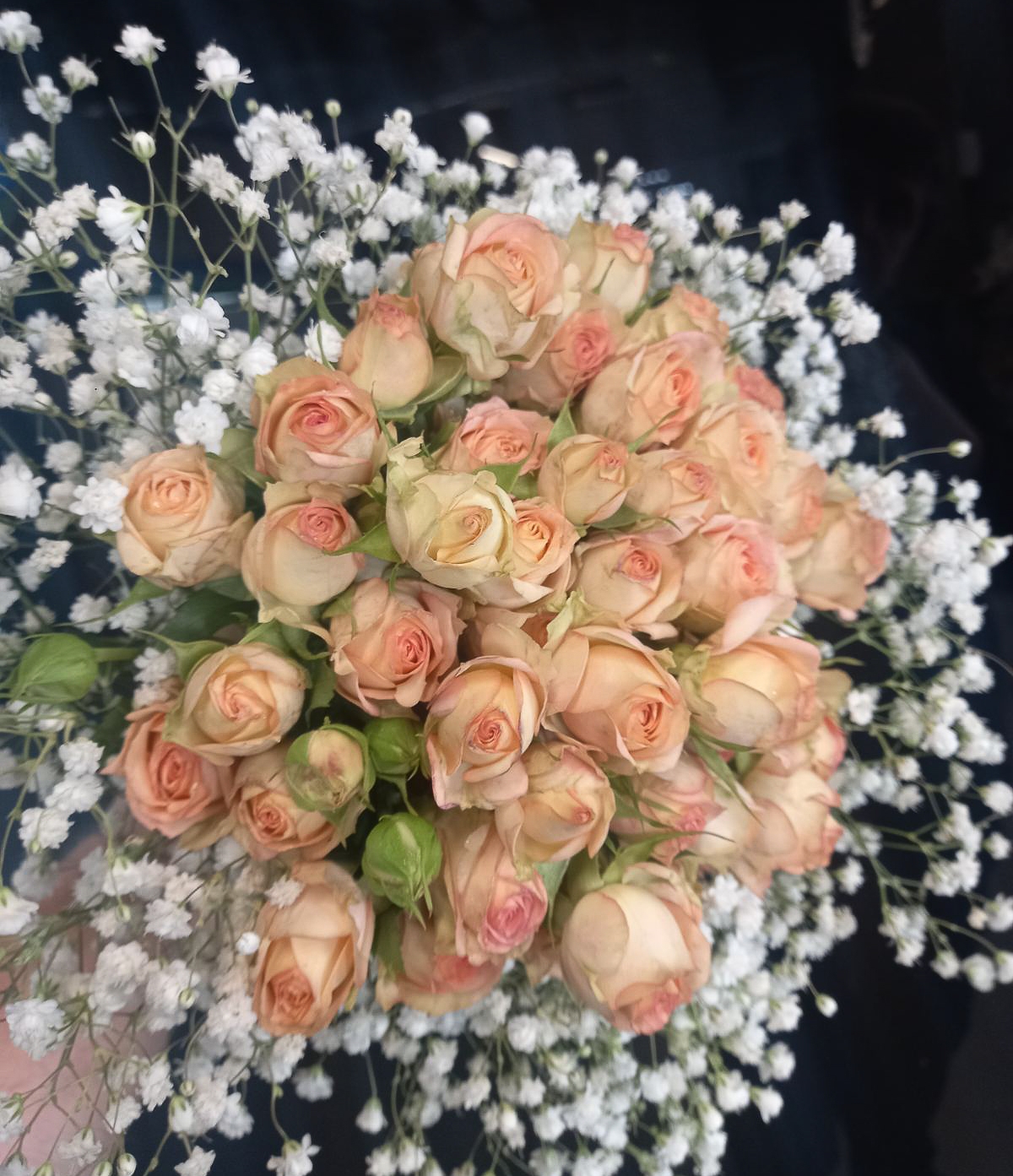 Букет невесты из кустовых роз в обрамлении гипсофила