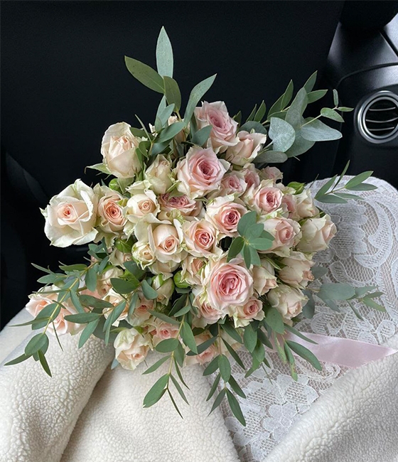 Букет невесты из  кустовой розы с эвкалиптом