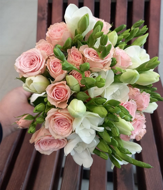 Букет невесты из фрезий и кустовых роз
