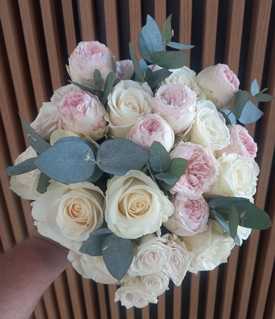 Букет невесты из пионовидных и белых роз