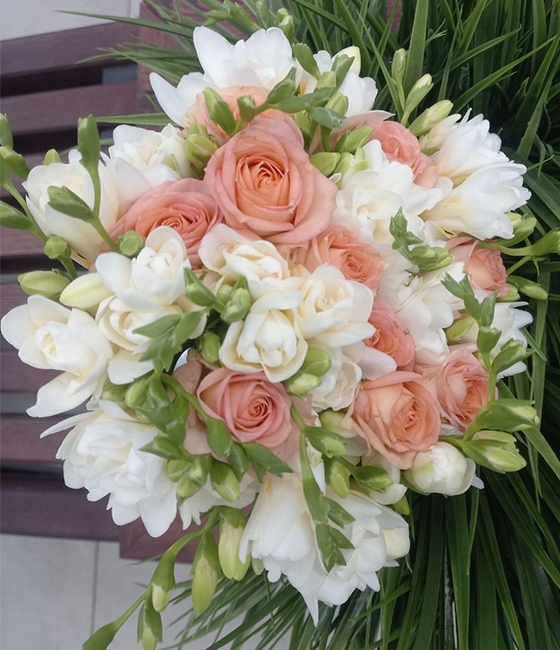 Букет невесты из фрезий и кустовой розы