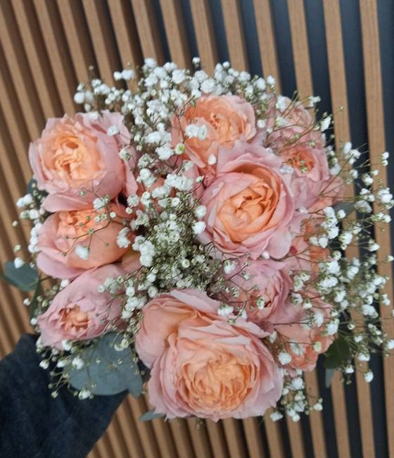 Букет невесты из пионовидных роз с гипсофилой