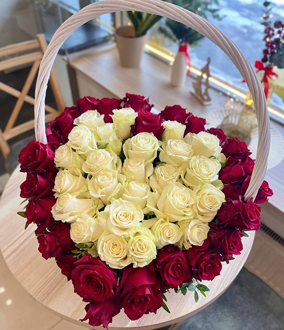 Корзина из Роз в виде сердца 51шт