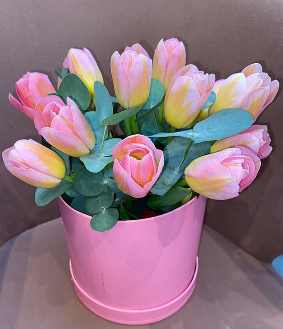 Композиция из 15 тюльпанов в коробке