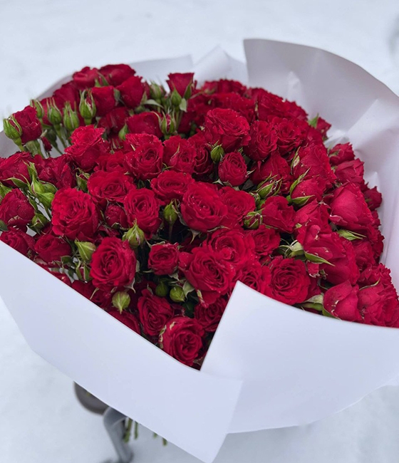 Роскошный букет из 31 стебля кустовой розы