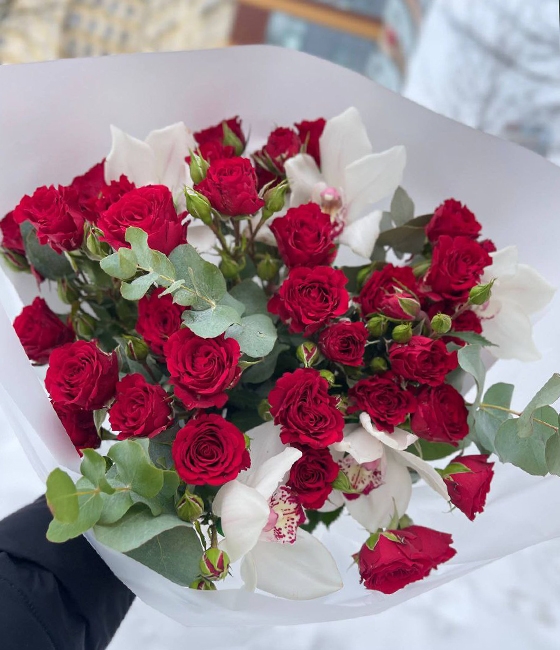 Стильный букет из кустовой розы и орхидей