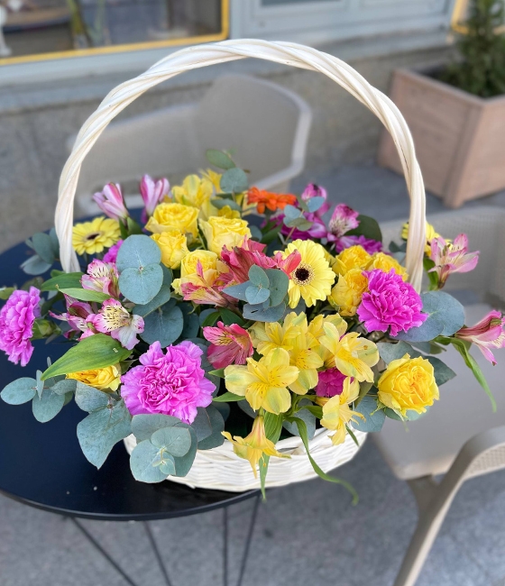Яркая корзина из Диантусов, кустовой розы, альстромерии
