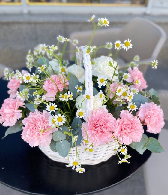 Приятная корзинка с Диантусом и Танацетума