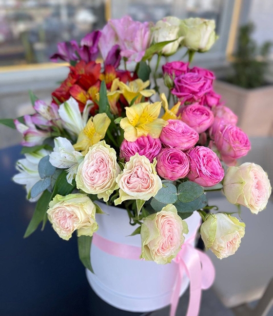 Композиция из альстромерии и кустовой розы