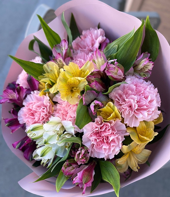 Стильный букет из диантуса и альстромерии