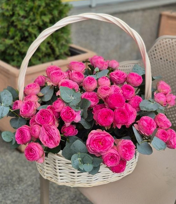 Корзина пионовидных кустовых роз с эвкалиптом