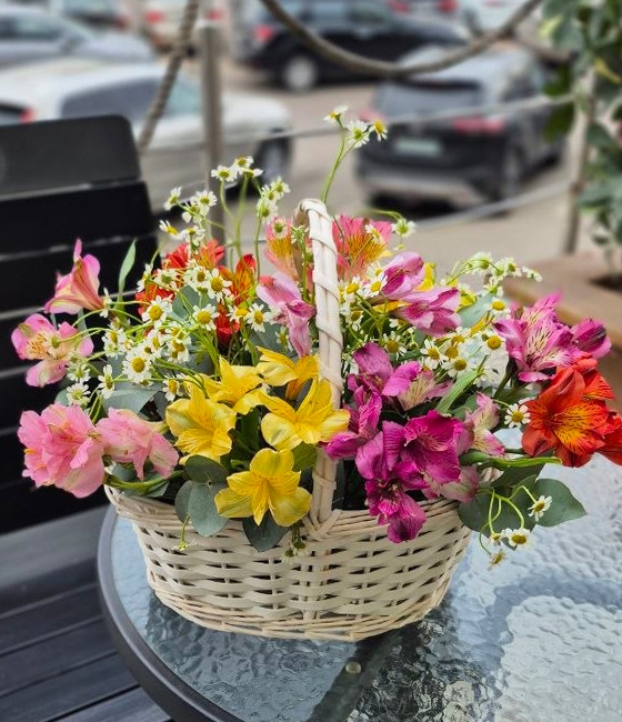 Приятная корзинка  из альстромерии и танацетума