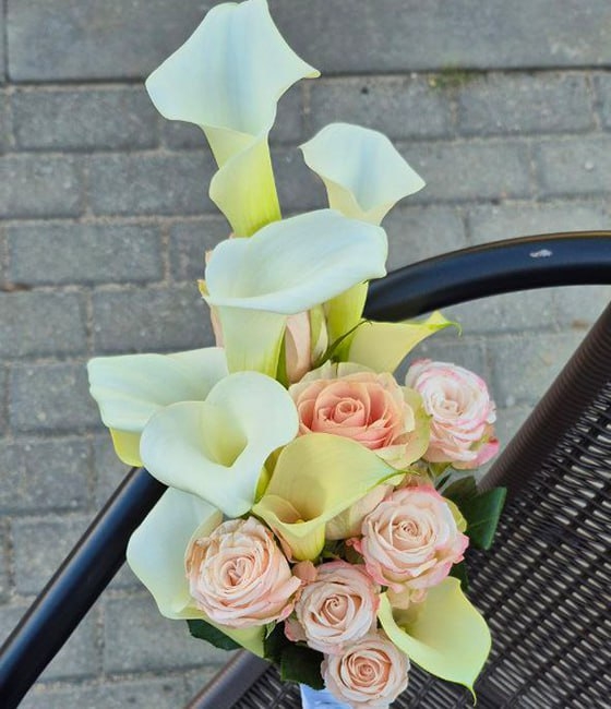 Букет невесты из Калл и Роз