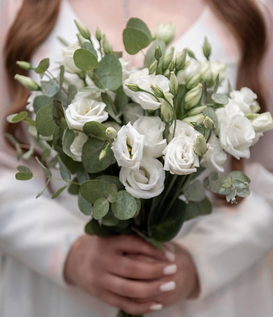 Букет невесты из белой  эустомы и крупного эвкалипта