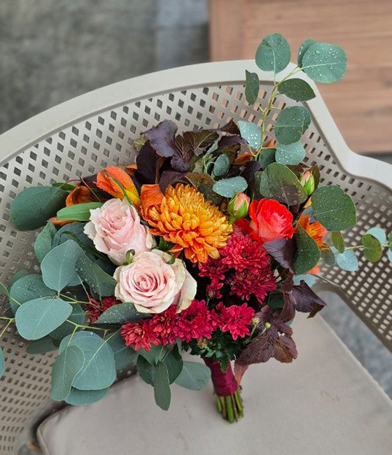 Стильный букет невесты в оранжево бордовых оттенках