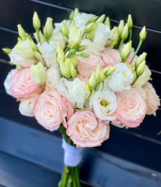Букет невесты из белой эустомы и пионовидной розы