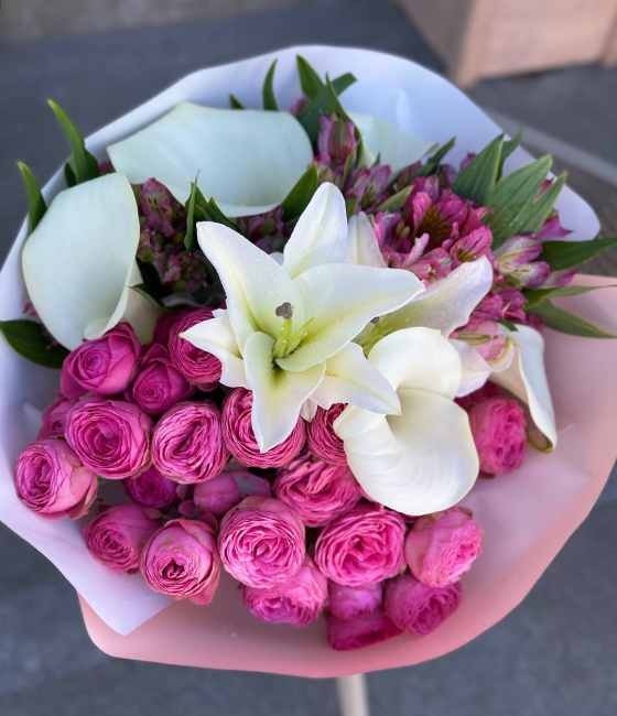Стильный букет из Лилии, Калл, пионовидных роз