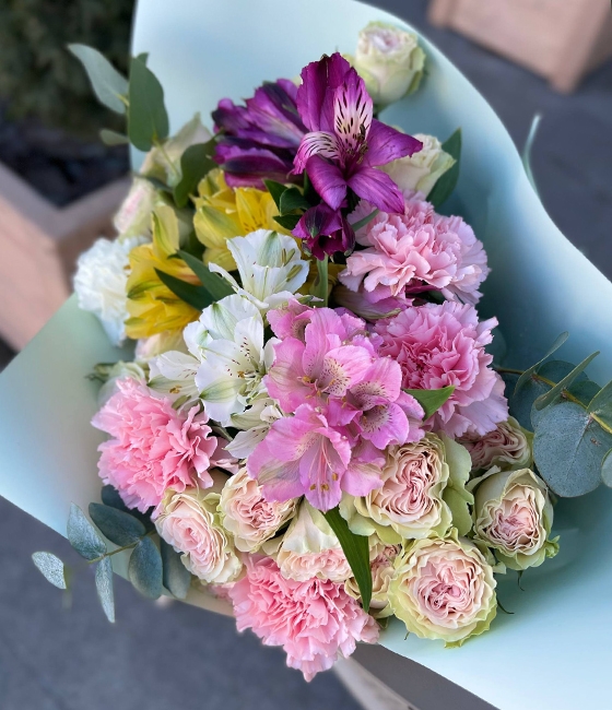 Букет из альстромерии, диантуса,  кустовой розы