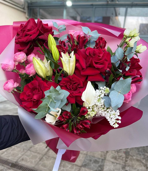 Большой яркий букет из роз, лилии,  пионовидной розы