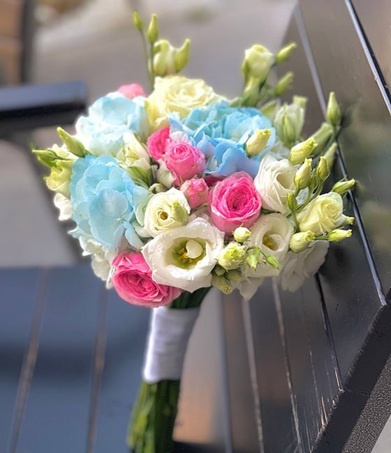 Букет невесты в нежно голубой, белорозовой гамме