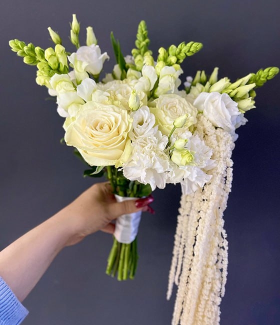 Стильный букет невесты.Розы, эустома, антириум, амарант