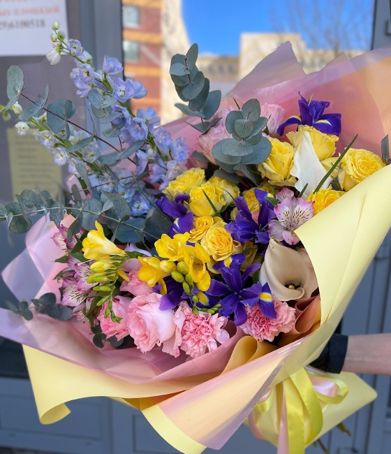 Большой пышный букет с дельфиниумом, диантусом, кустовой розой