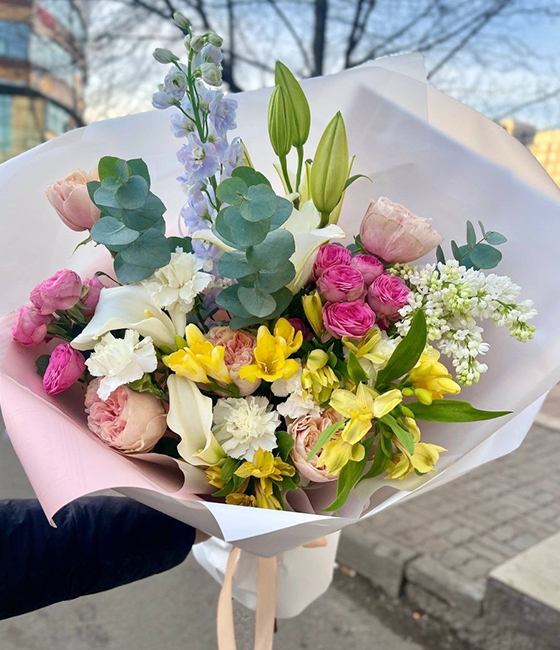 Большой букет из лилий, калл, альстромерии, диантуса