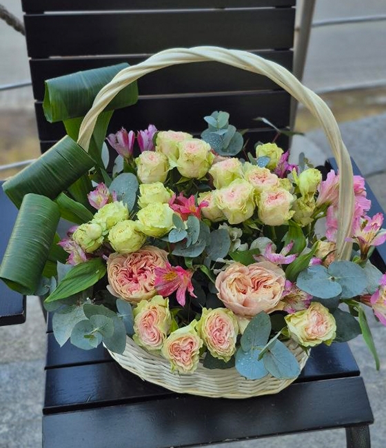 Композиция в корзине из кустовых роз и альстромерии