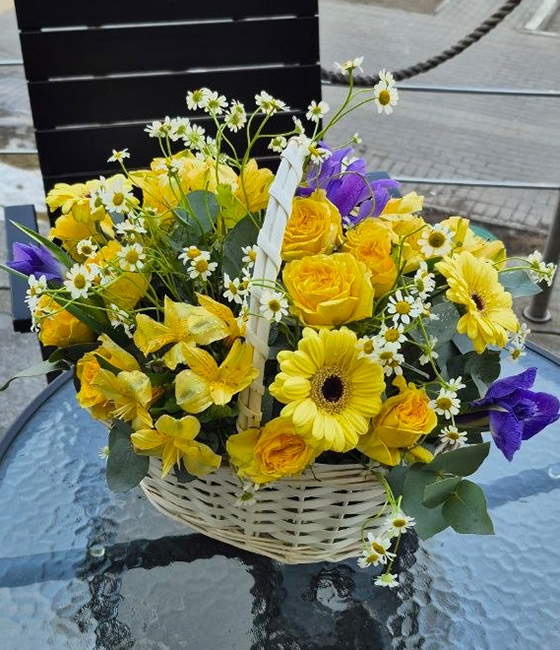 Стильная корзинка из кустовых роз, альстромерий, ирисов