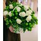 Корзина из белых роз и зелёной хризантемы